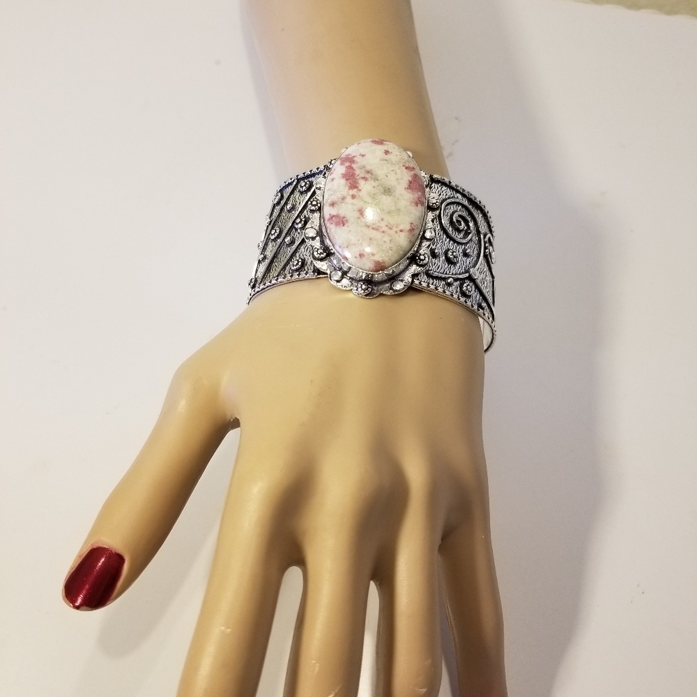 CLASSY BRACELET NWOT